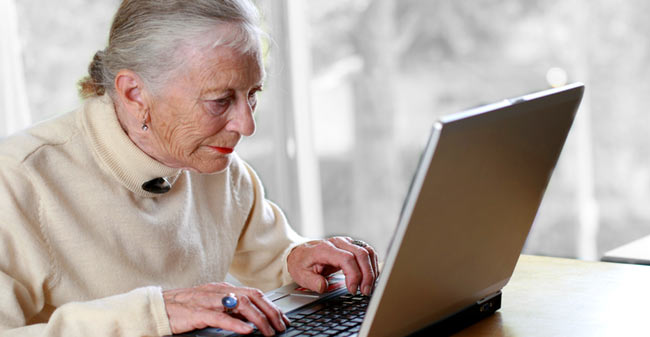 alte Dame vor laptop